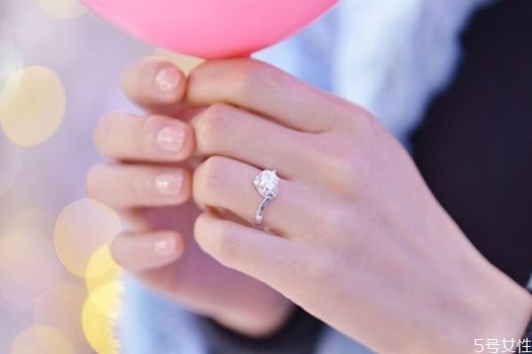 求婚戒指一般戴哪個手指女生 求婚時應(yīng)注意的事項(xiàng)