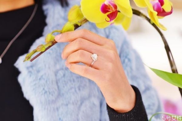 求婚戒指一般戴哪個手指女生 求婚時應(yīng)注意的事項(xiàng)
