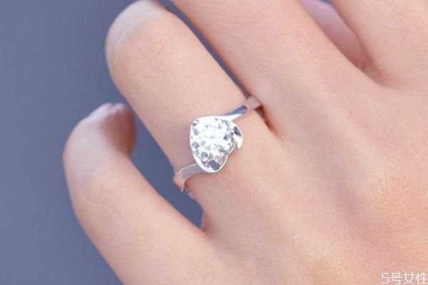求婚戒指一般戴哪個手指女生 求婚時應(yīng)注意的事項(xiàng)