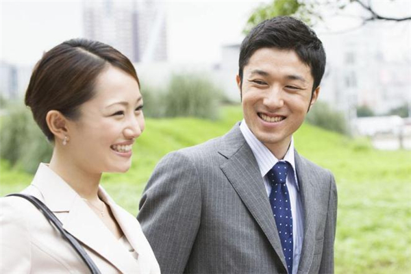 和領(lǐng)導(dǎo)談戀愛(ài)怎么相處 跟領(lǐng)導(dǎo)談戀愛(ài)該不該公開(kāi)