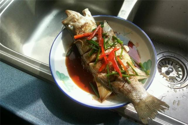 鱸魚(yú)死了多久不能吃了 鱸魚(yú)死了能過(guò)夜嗎