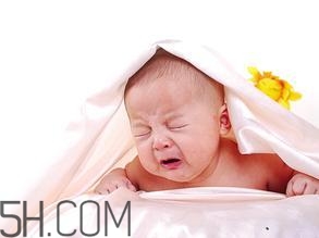 新生兒吐奶情況什么時(shí)候會(huì)沒有？寶寶吐奶了怎么辦？