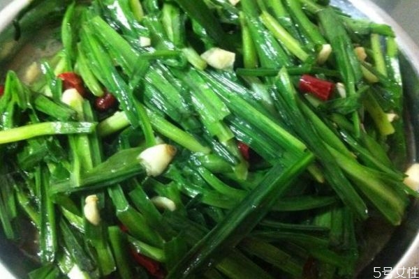 蒜苔有什么營養(yǎng)價(jià)值呢 吃蒜苔有什么好處