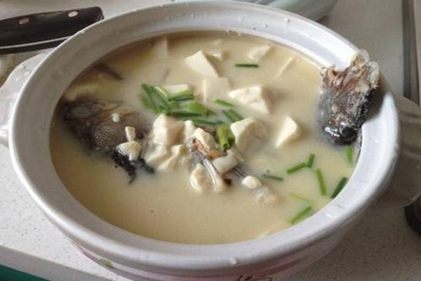 燉魚(yú)湯用大火還是小火 魚(yú)湯燉多長(zhǎng)時(shí)間