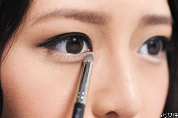 眼影刷和暈染刷的區(qū)別 眼影刷的分類(lèi)