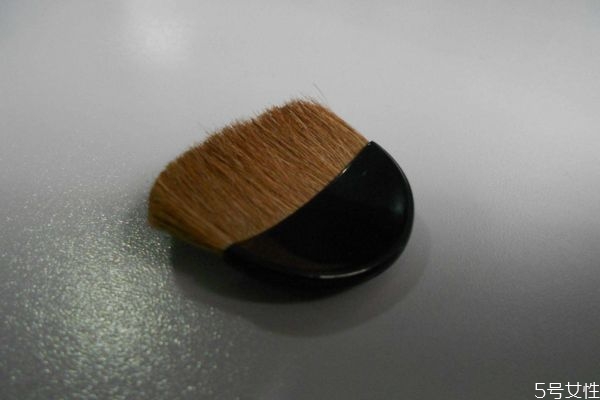 腮紅刷的種類(lèi) 腮紅刷和高光刷區(qū)別