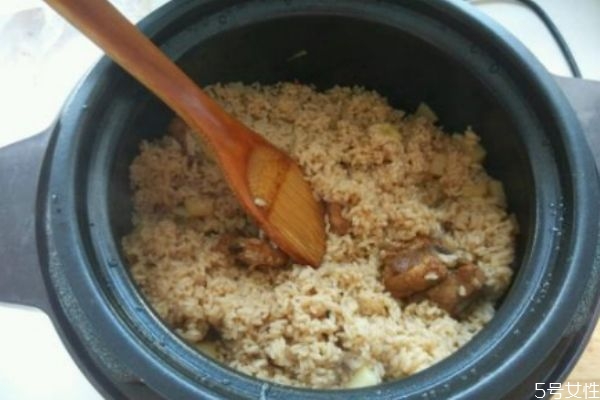 排骨糯米飯可以用電飯鍋做嗎 排骨糯米飯排骨要炒嗎