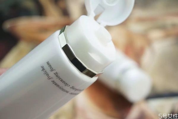 cpb洗面奶適合什么膚質 ?cpb洗面奶痘痘肌膚洗了臉痛