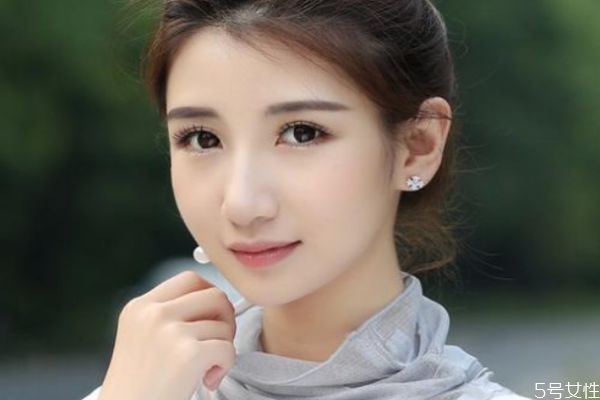 脖子上應該怎么使用防曬霜 脖子上用多少防曬霜合適 