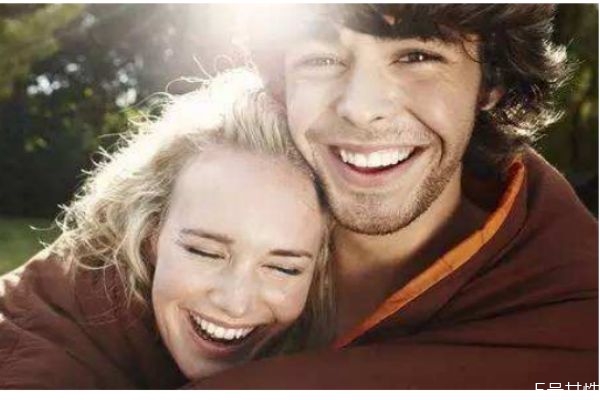 婚姻中男人愛不愛你應該看什么 婚姻中愛你的的男人表現(xiàn)