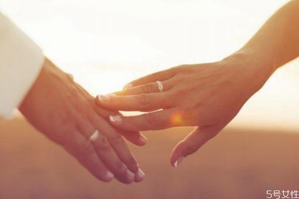婚姻中男人愛不愛你應該看什么 婚姻中愛你的的男人表現(xiàn)