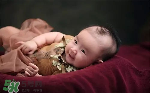 寶寶睡覺搖頭怎么回事？寶寶睡覺搖頭是缺鈣嗎？