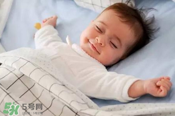寶寶睡覺為什么會(huì)笑？寶寶睡覺笑出聲是做夢了嗎？