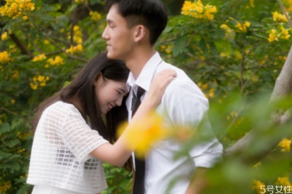 叫男朋友起床的短句 叫男友起床有趣的話(huà)