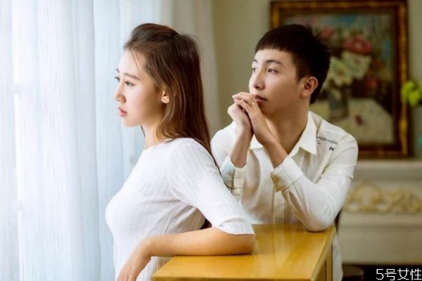男生逼你說(shuō)分手的表現(xiàn) 什么表現(xiàn)說(shuō)明男生在逼你分手