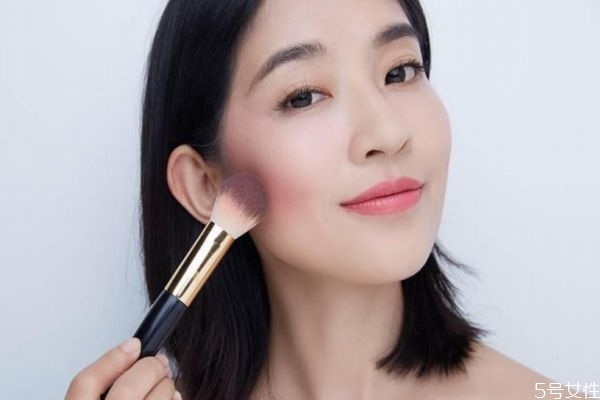 腮紅應(yīng)該怎么畫(huà)好看 腮紅的正確畫(huà)法