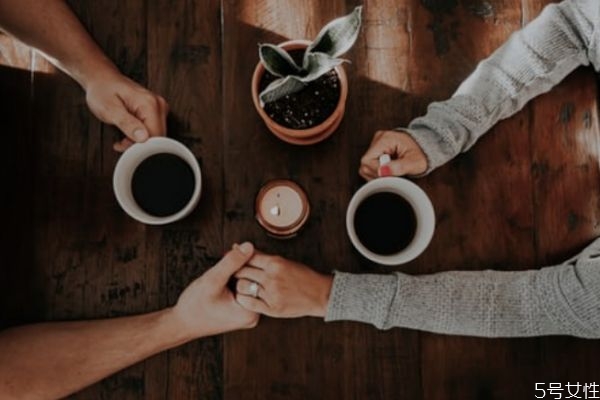 當(dāng)你感覺不到對方的愛 對方不愛你的細(xì)節(jié)