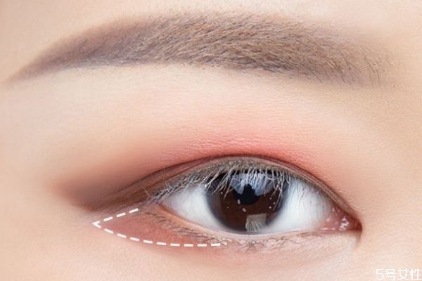 腫眼泡內(nèi)雙怎么畫(huà)眼妝 腫眼泡化眼妝技巧