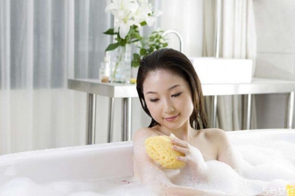 女人汗蒸好還是泡澡好 汗蒸和泡澡哪個祛濕更好