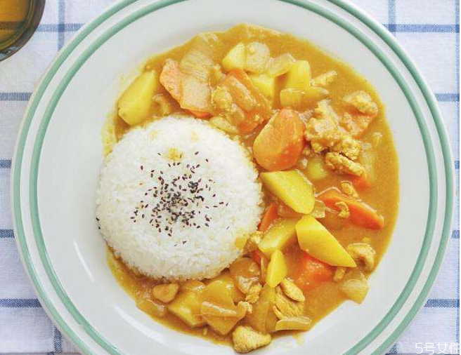咖喱飯放鹽嗎 家?？о埖淖龇?></p><h3>家常咖喱飯的做法</h3><p>1.豬肉切丁，土豆，胡蘿卜，番茄切塊，洋蔥一半切條，一半切塊，鍋里融化黃油，倒入洋蔥條，加入蜂蜜，小火炒至洋蔥變軟。<br/></p><p>2.另起一個(gè)鍋，倒入油，油熱之后，放入蒜炒香，再加入豬肉，炒至變色，放入洋蔥條，番茄，清水，香葉，大火煮開(kāi)后轉(zhuǎn)小火煮30分鐘。</p><p>3.將洋蔥塊，胡蘿卜塊，土豆塊放入鍋中，加入生姜汁后攪拌一下，等土豆和胡蘿卜變軟后就可以了。</p><p>4.關(guān)火后將咖喱塊放進(jìn)鍋里，溶化后小火燉煮到濃稠狀，加入黃油和生抽，攪拌均勻，關(guān)火即可。</p><p style=