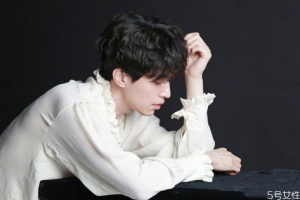 韓國(guó)男生妝容 男生妝容教程