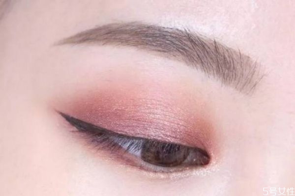 怎么快速畫(huà)眼影 快速日常眼影教程