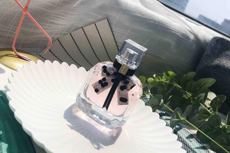 ysl反轉巴黎和黑鴉片香水哪個好？ysl反轉巴黎和黑鴉片對比