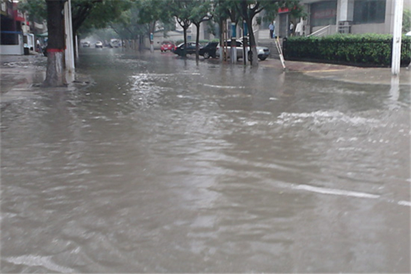 衛(wèi)輝一大爺哽咽說自己家沒了 暴雨后會(huì)出現(xiàn)什么情況