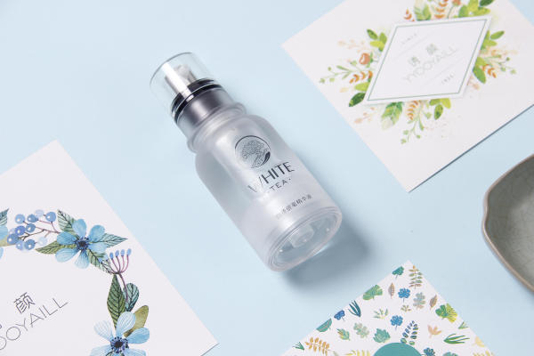 精華液過(guò)敏了怎么辦 臉過(guò)敏能用精華液?jiǎn)?>
<strong>精華液過(guò)敏了怎么辦 臉過(guò)敏能用精華液?jiǎn)?/strong>
</a>
<p>很多朋友的肌膚比較敏感，每次使用新產(chǎn)品之前都會(huì)有一些忐忑，所以當(dāng)你使用精華液過(guò)敏該怎么辦？臉部過(guò)敏之后，還能繼續(xù)使用精華液?jiǎn)幔?/p>
</li>
<li>
<a href=