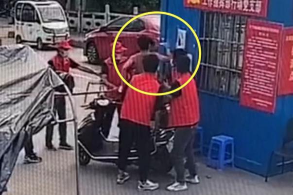 警方通報男子闖卡與志愿者發(fā)生沖突 防疫卡點主要負(fù)責(zé)什么