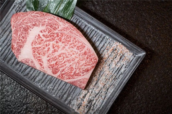 和牛會有寄生蟲嗎 和?？梢陨詥?></p><h3>和牛好吃嗎<br/></h3><p>首先是和牛有一股甜香的牛油味道，比普通牛肉更有牛肉味道；第二個(gè)感覺就是口感嫩滑，這是因?yàn)檠┗ㄅＨ饨Y(jié)構(gòu)肥瘦相間，沒有筋膜，入口即化，像雪花落入口中；第三是擁有充足的汁水，簡單的煎烤之后，在肉中均勻分布的大理石油脂開始融化，所以咬下去，就會在嘴里溢出香濃的汁水。</p> </div>
<div align=