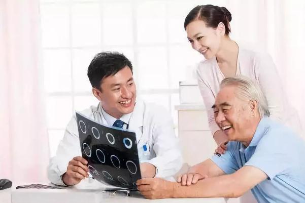 體檢的目的和意義 體檢可以用醫(yī)?？▎?></p><h3>體檢抽血檢查哪些項(xiàng)目</h3><p>體檢血液檢查通常包括以下內(nèi)容：1、肝功檢查，其中具體的項(xiàng)目包括丙氨酸氨基轉(zhuǎn)移酶、谷草轉(zhuǎn)氨酶、總蛋白、白蛋白、總膽紅素、直接膽紅素、間接膽紅素等。2、檢查腎功能，腎功能包括尿素氮、肌酐、尿酸、β2微球蛋白等。3、檢查血糖，包括空腹血糖、果糖胺、糖化血紅蛋白。4、檢查血脂，包括膽固醇、甘油三酯、低密度脂蛋白、高密度脂蛋白、載脂蛋白A、載脂蛋白B。其它的檢查項(xiàng)目包括電解質(zhì)、鉀、鈉、氯，還有心肌酶譜的檢查等等。體檢抽血的檢查項(xiàng)目各單位的要求不同，檢查項(xiàng)目也會(huì)有所不同。有的單位有特殊要求，可能會(huì)檢驗(yàn)乙肝五項(xiàng)或肝炎系列。具體的檢查項(xiàng)目包括什么要看單位發(fā)的體檢單。</p><p style=