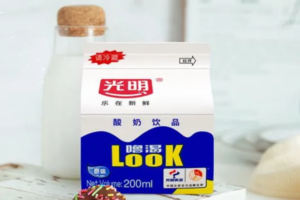光明嚕渴酸奶小孩能喝嗎 光明?？仕崮淘袐D可以喝嗎