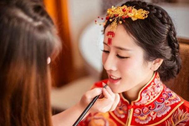 出嫁時(shí)為什么要兄弟背出門 姐姐出嫁弟弟全班男同學(xué)來(lái)送親