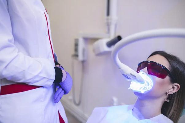 冷光美白牙齒要多少錢一次 冷光美白牙齒對牙齒有什么傷害