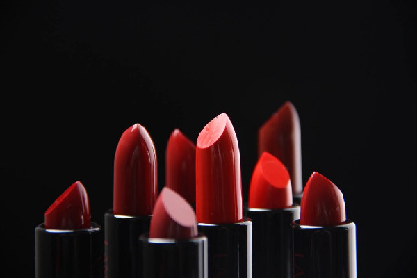 口紅可以涂臉上嗎 口紅會(huì)不會(huì)對身體有害