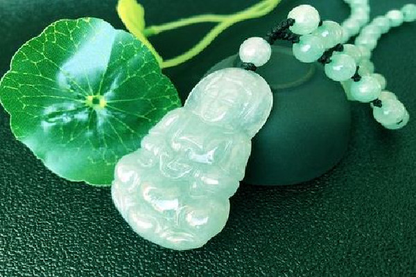 觀音吊墜翡翠好還是和田玉好 觀音吊墜買(mǎi)什么玉