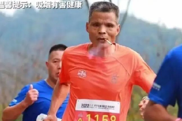 廣州男子邊抽煙邊跑馬拉松火到國(guó)外 馬拉松的精神和意義