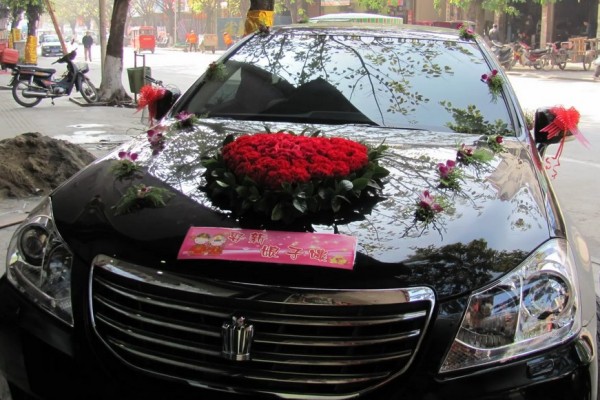 婚車車隊(duì)占滿3車道不讓超車 婚車車隊(duì)一般怎么配