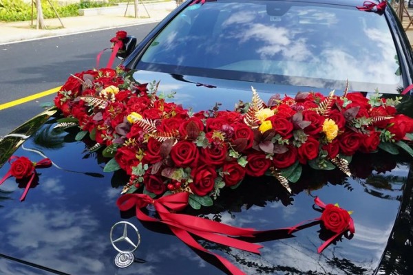 婚車車隊(duì)占滿3車道不讓超車 婚車車隊(duì)一般怎么配