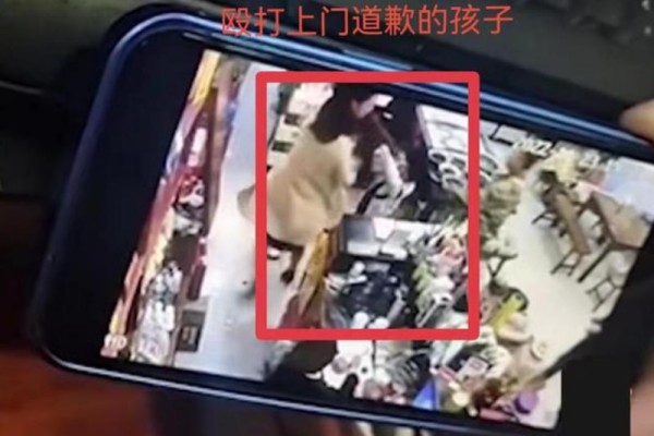 小學(xué)生打鬧媽媽帶孩子登門道歉被打 小孩打架家長(zhǎng)怎么處理
