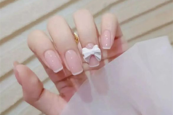 00后女大學生做宿舍美甲月入過 做美甲需要哪些工具
