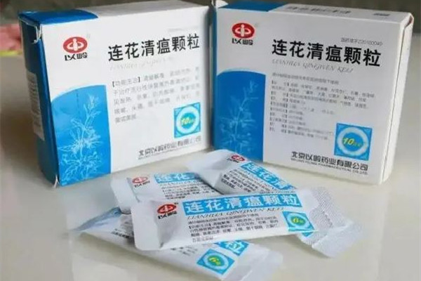 連花清瘟顆粒的功效和作用 連花清瘟顆?？梢酝藷龁?></p><h3>連花清瘟顆粒的成分</h3><p>它的主要成分有連翹，炙麻黃，金銀花，炒苦杏仁，板藍(lán)根，石膏，魚腥草，綿馬貫眾，廣藿香，大黃，紅景天，薄荷腦，甘草，淀粉等。一般會(huì)做成沖劑或者是膠囊，如果出現(xiàn)發(fā)熱，惡寒，肌肉酸痛，鼻塞流涕，咳嗽，頭痛等情況，都可以服用一些。</p><p><br/></p> </div>
<div align=