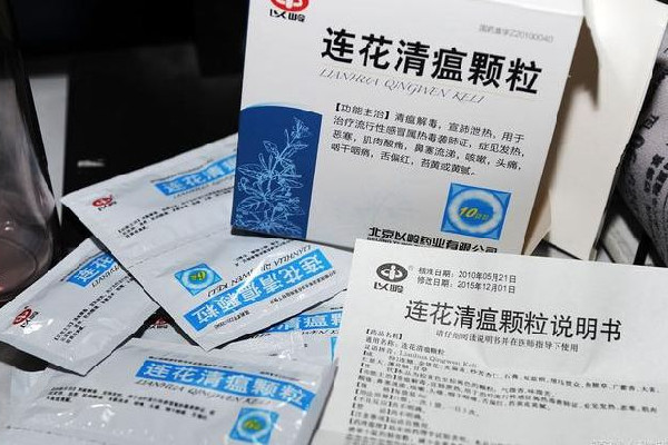 連花清瘟顆粒的功效和作用 連花清瘟顆?？梢酝藷龁?></p><h3>連花清瘟顆粒有用嗎</h3><p>連花清瘟顆粒是效果較好的中成藥，具有清溫解毒、宣肺泄熱的功效，主要用以治療風(fēng)熱外襲、風(fēng)熱感冒所引起的鼻塞、流黃涕、咳嗽、咳黃痰、發(fā)熱、咽痛、口干等癥狀，同時(shí)對于病毒性感冒或病毒感染引起的呼吸系統(tǒng)癥狀有較好的治療作用。此外，對于流感病毒引起的病毒性感冒，包括新型冠狀病毒肺炎所引起的癥狀，連花清瘟顆粒也具有較好的治療效果。</p><p style=