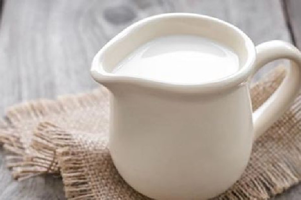 全脂牛奶結(jié)塊是正?，F(xiàn)象嗎 全脂牛奶結(jié)塊可以喝嗎