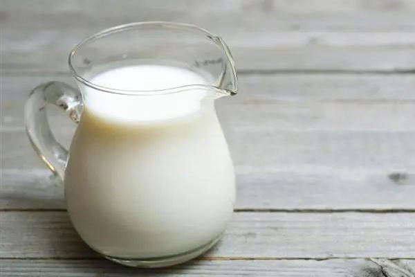 全脂牛奶結(jié)塊是正?，F(xiàn)象嗎 全脂牛奶結(jié)塊可以喝嗎