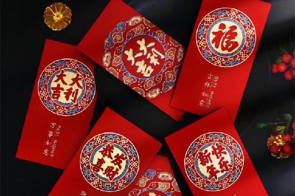 女子帶貓回家過(guò)年貓收到千元紅包 過(guò)年紅包都是什么時(shí)候給