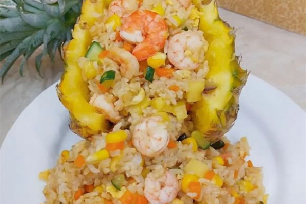 菠蘿飯?jiān)趺醋龊贸杂趾?jiǎn)單 菠蘿飯的營(yíng)養(yǎng)價(jià)值