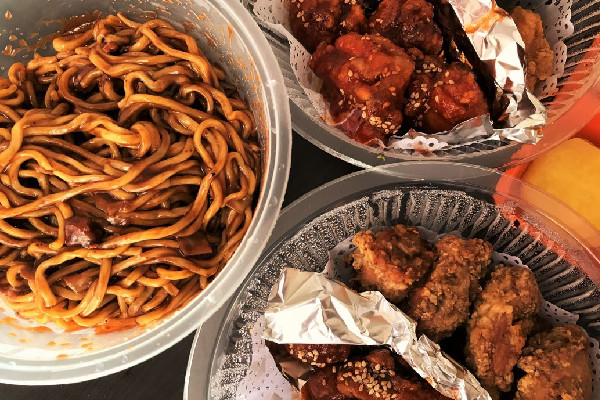 老師校門(mén)口扔學(xué)生外賣(mài)驅(qū)趕攤販 外賣(mài)有淡季和旺季區(qū)分嗎