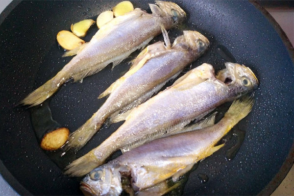 炸小黃魚要放鹽嗎 炸小黃魚需要什么調料
